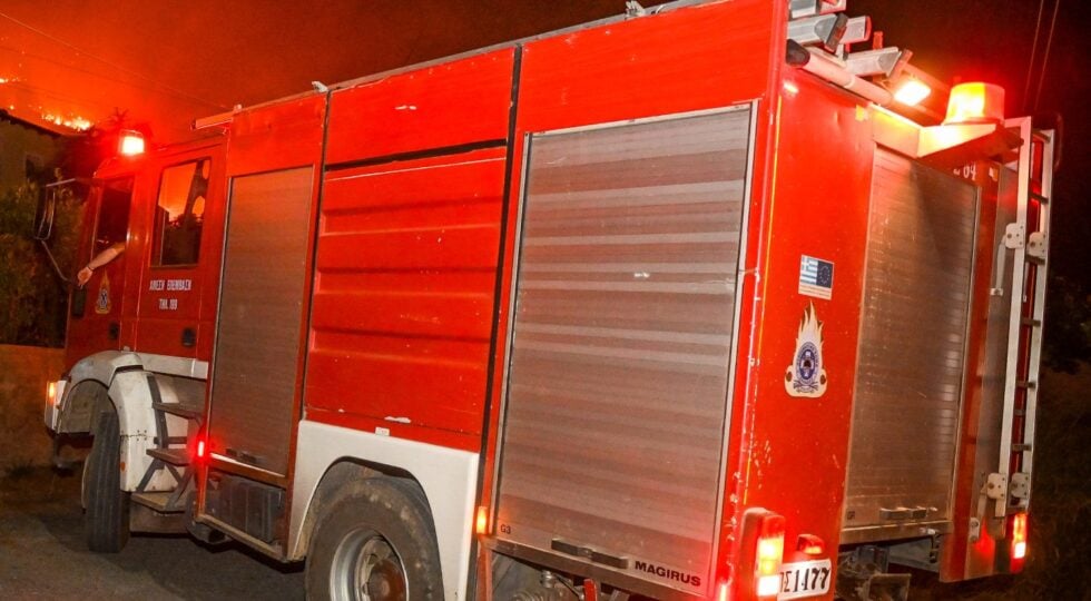 Φωτιά σε επιχείρηση με υλικά ανακύκλωσης στο Μαρκόπουλο Αττικής
