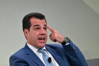 Πλεύρης για απελάσεις: Βήμα πίσω για τα μπόνους στους δικηγόρους – «Η αμοιβή δεν αποτελεί υποχρέωση»