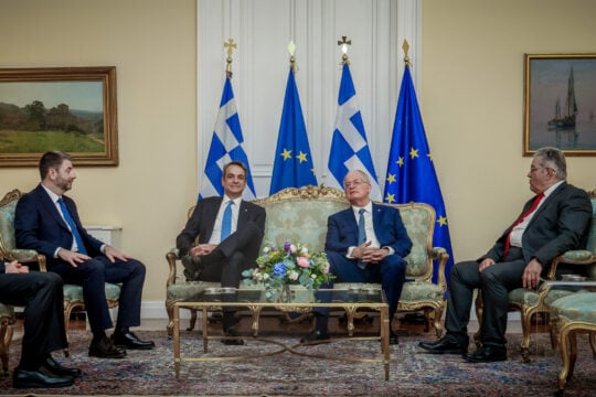 Γιορτή της Δημοκρατίας: Τα πηγαδάκια για τις εκλογές στο προεδρικό και η ατάκα για debate με διαδικασίες… ΑΣΕΠ