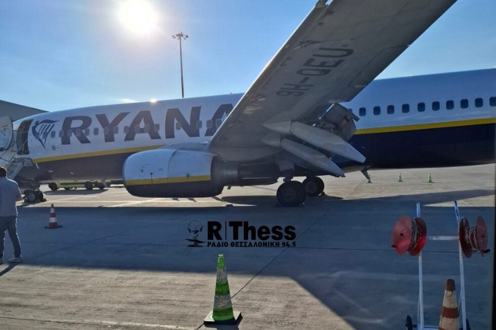 Θρίλερ σε αεροσκάφος της Ryanair από Θεσσαλονίκη για Μόναχο: Έσπασε το παράθυρο την ώρα της πτήσης [βίντεο]