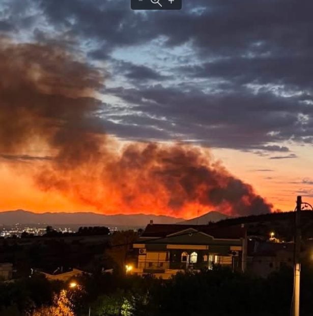 Ολονύχτια μάχη με τη φωτιά στο Ωραιόκαστρο – Στις φλόγες εργοστάσιο και σπίτια [εικόνες]