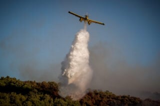 Θεσσαλονίκη: Φωτιά στη Νέα Κερασιά – Επιχειρούν δύο ελικοπτέρα