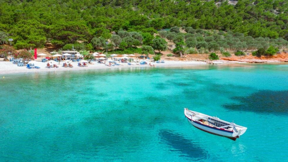 Ένα ελληνικό νησί στους κορυφαίους προορισμούς με «εξωτικά καταφύγια» και αυθεντική φιλοξενία