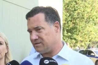 Ο Άδωνις Γεωργιάδης έξω από το Σισμανόγλειο Νοσοκομείο