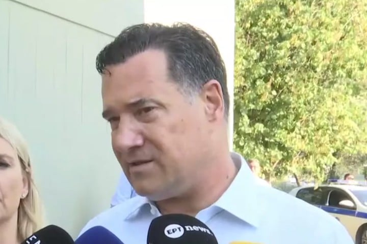Ο Άδωνις Γεωργιάδης έξω από το Σισμανόγλειο Νοσοκομείο