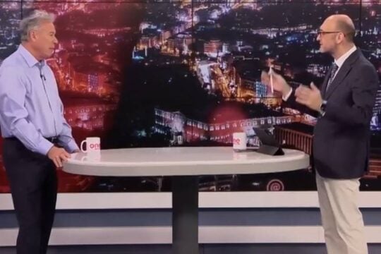 Σύγκρουση του Γιάννη Σγουρού με τον Σταμάτη Ζαχαρό στον αέρα – Ο έντονος διάλογος και οι αναρτήσεις [βίντεο]