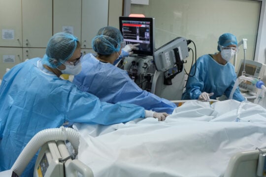 ΕΣΥ: Τα νοσοκομεία ξεμένουν από νοσηλευτές – Τα στοιχεία που καταρρίπτουν τα μυθεύματα Γεωργιάδη