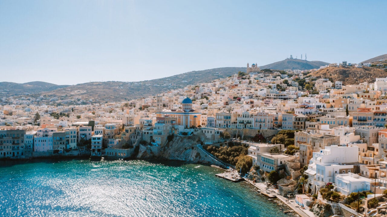 Πυκνώνει το μυστήριο στη Σύρο:  Ζευγάρι ανακρίνεται για το φονικό – Ο καβγάς που οδήγησε στο μαχαίρωμα της 42χρονης