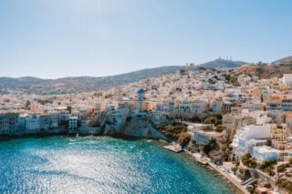 Πυκνώνει το μυστήριο για το φονικό στη Σύρο: 42 ετών η νεκρή – Δύο προσαγωγές για τον θάνατό της