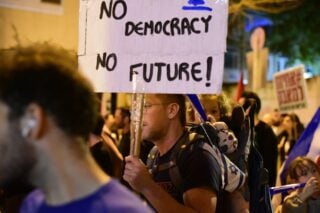 Το διαζύγιο καπιταλισμού και δημοκρατίας