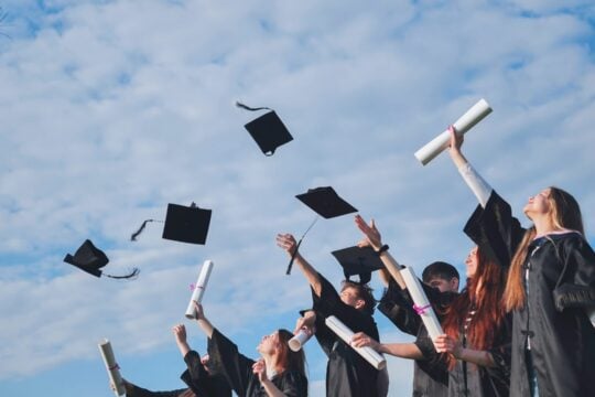 Η αθέατη κρίση των νέων πτυχιούχων στην Ελλάδα: Πτυχία στο συρτάρι, μισθοί επιβίωσης