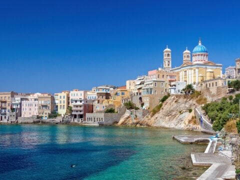 Το όμορφο νησί της Σύρου / Shutterstock