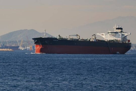 FT: Πώς ελληνικές ναυτιλιακές έβγαλαν νόμιμα 4 δισ. δολάρια από τη μεταφορά ρωσικού πετρελαίου