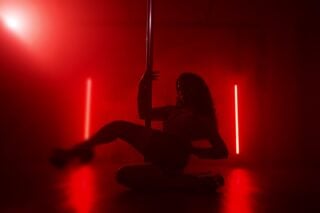 Viral κηδεία ζευγαριού στην Ολλανδία: Μία pole dancer χόρεψε στη μνήμη τους