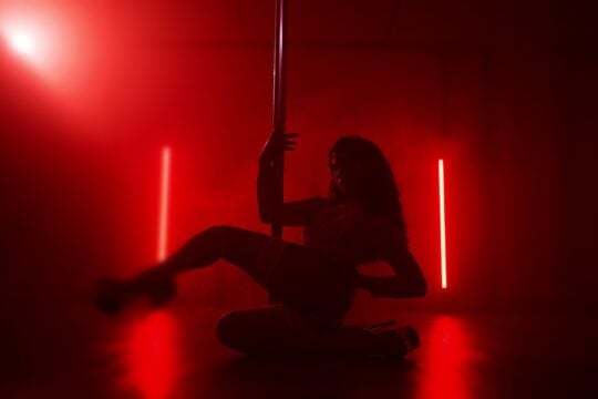Viral κηδεία ζευγαριού στην Ολλανδία: Μία pole dancer χόρεψε στη μνήμη τους