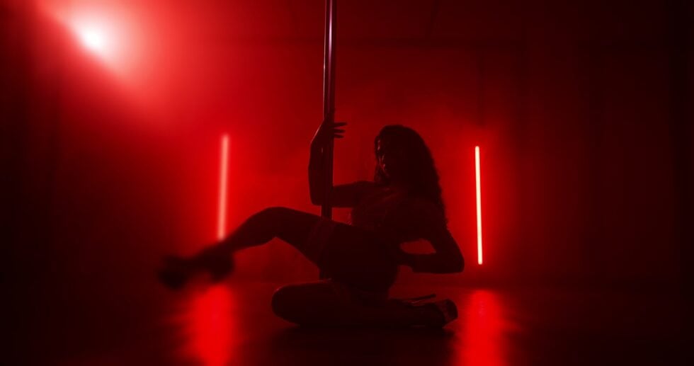 Viral κηδεία ζευγαριού στην Ολλανδία: Μία pole dancer χόρεψε στη μνήμη τους