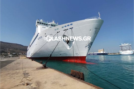 Χανιά: Το «ΕΛΥΡΟΣ» συγκρούστηκε με φορτηγό πλοίο στο λιμάνι της Σούδας [εικόνες]