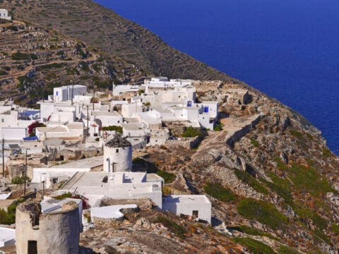 Οι πέντε λόγοι για να πάτε σε αυτό το ελληνικό νησί των Κυκλάδων το καλοκαίρι