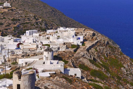 Οι πέντε λόγοι για να πάτε σε αυτό το ελληνικό νησί των Κυκλάδων το καλοκαίρι