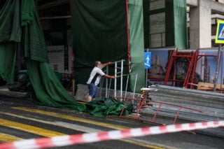 Κατάρρευση σκαλωσιάς στον Πειραιά: Καταπλακώθηκε διανομέας – «Πέρασε η ζωή μου μπροστά από τα μάτια μου» [βίντεο]