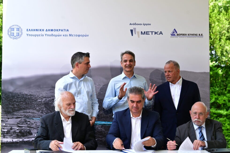 Επεσαν οι υπογραφές για τον τριπλό κόμβο Σκαραμαγκά – Μητσοτάκης: Διορθώνουμε ασθένειες πολλών δεκαετιών