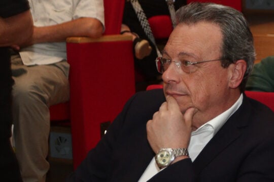 «Χτύπημα» ΣΥΡΙΖΑ σε Φάμελλο: «Έπρεπε να παραδώσει την έδρα, κρίμα»
