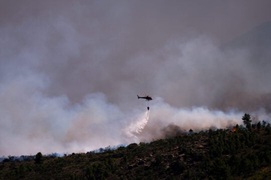 Φλέγεται η Μαδρίτη: «Αδύνατον να σβηστεί» η πυρκαγιά – Στάχτη 60.000 στρέμματα, ανέστιοι 40.000 άνθρωποι [εικόνες-βίντεο]
