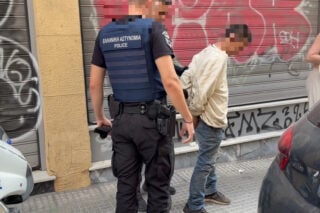 Επ’ αυτοφώρω σύλληψη διαρρήκτη στην Ομόνοια – Είχε σπάσει παράθυρο αυτοκινήτου [βίντεο]