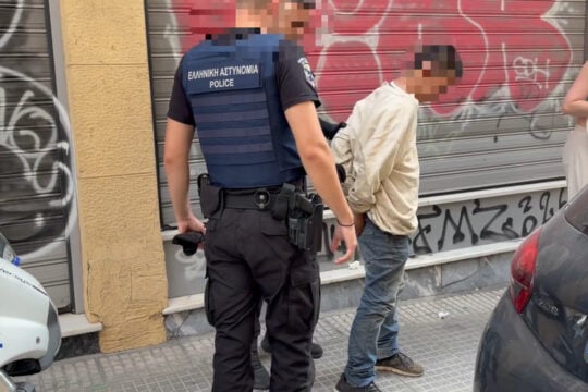 Επ’ αυτοφώρω σύλληψη διαρρήκτη στην Ομόνοια – Είχε σπάσει παράθυρο αυτοκινήτου [βίντεο]