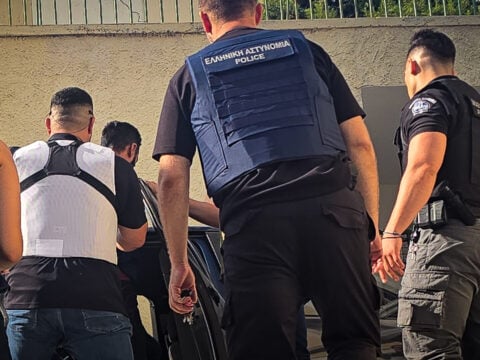 Θάνατος 41χρονης στη Σύρο: Δίωξη για θανατηφόρα σωματική βλάβη στον 41χρονο – Για συνέργεια η σύζυγός του