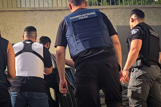Θάνατος 41χρονης στη Σύρο: Δίωξη για θανατηφόρα σωματική βλάβη στον 41χρονο – Για συνέργεια η σύζυγός του