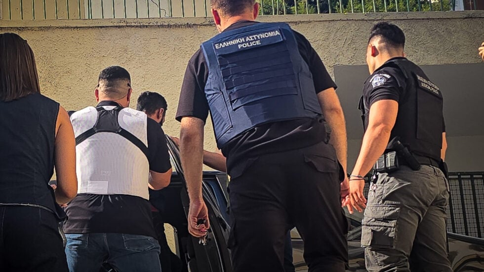 Θάνατος 41χρονης στη Σύρο: Δίωξη για θανατηφόρα σωματική βλάβη στον 41χρονο – Για συνέργεια η σύζυγός του