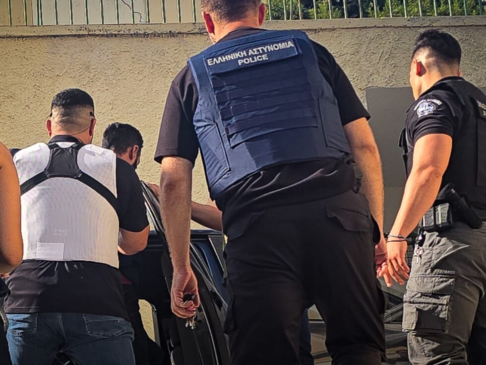 Θάνατος 41χρονης στη Σύρο: Δίωξη για θανατηφόρα σωματική βλάβη στον 41χρονο – Για συνέργεια η σύζυγός του