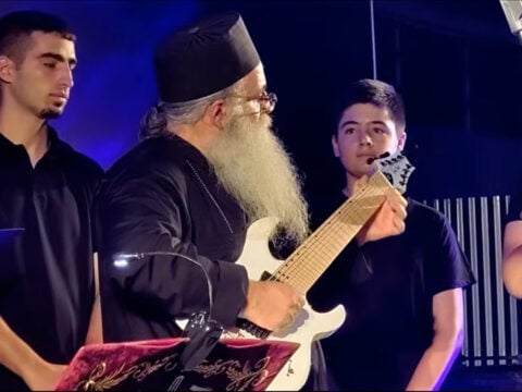 Ο Πατέρας Ταμπάκης θέμα στον Guardian για το «βυζαντινό metal»: «Η κιθάρα φτιάχτηκε από τον Θεό» [βίντεο]