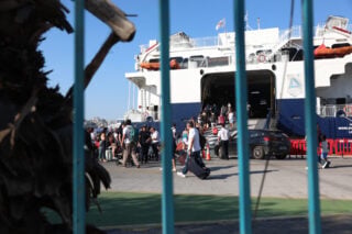 Η πρώτη μεγάλη έξοδος του καλοκαιριού: Χιλιάδες φεύγουν από τα λιμάνια – Στο «κόκκινο» ο οδικές έξοδοι της Αθήνας [βίντεο]