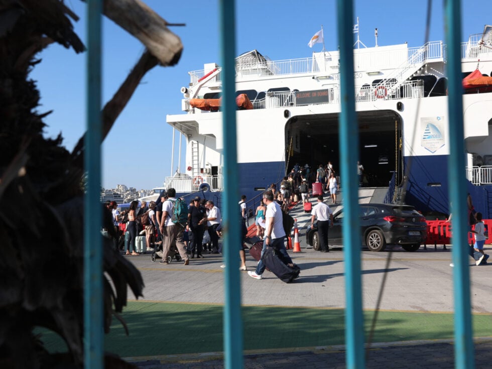 Η πρώτη μεγάλη έξοδος του καλοκαιριού: Χιλιάδες φεύγουν από τα λιμάνια – Στο «κόκκινο» ο οδικές έξοδοι της Αθήνας [βίντεο]