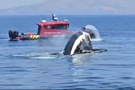 Βουλιαγμένη: Η στιγμή που βυθίζεται το ταχύπλοο που πήρε φωτιά [βίντεο]