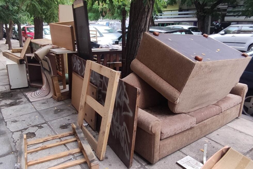 Θεσσαλονίκη: Άδειασαν ολόκληρο νοικοκυριό στο… πεζοδρόμιο λόγω μετακόμισης [εικόνες]