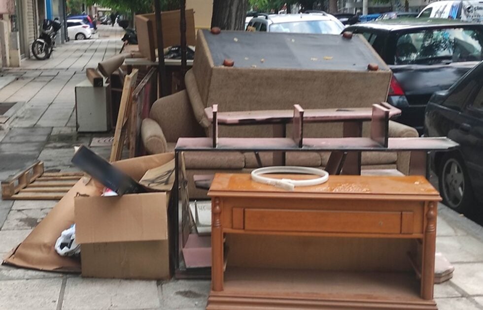 Θεσσαλονίκη: Άδειασαν ολόκληρο νοικοκυριό στο… πεζοδρόμιο λόγω μετακόμισης [εικόνες]