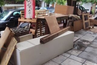 Θεσσαλονίκη: Άδειασαν ολόκληρο νοικοκυριό στον δρόμο – Δικογραφία σε δύο 39χρονους [εικόνες]