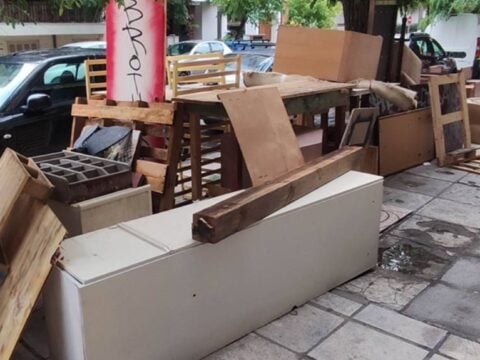 Θεσσαλονίκη: Άδειασαν ολόκληρο νοικοκυριό στο… πεζοδρόμιο λόγω μετακόμισης [εικόνες]