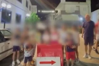 Δήμαρχος χωριού κλείνει τον κεντρικό δρόμο έτσι ώστε τα παιδιά να παίζουν με ασφάλεια / Glomex / MEGA