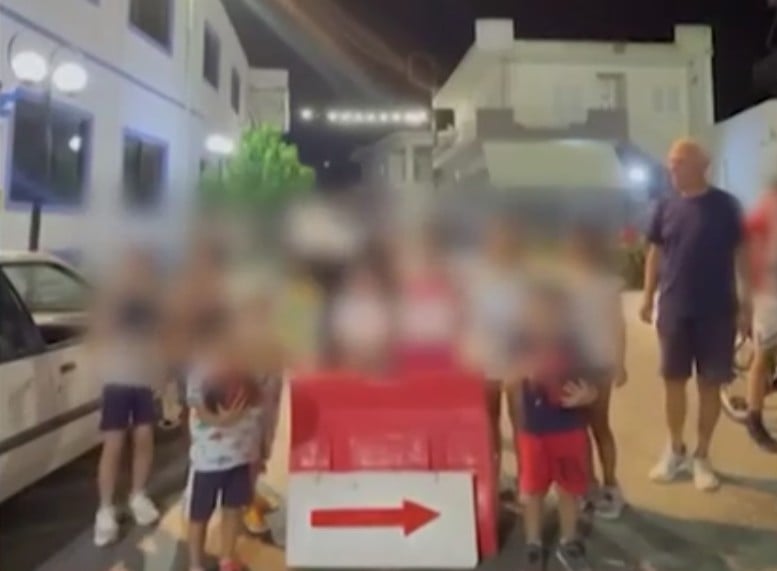 Δήμαρχος χωριού κλείνει τον κεντρικό δρόμο έτσι ώστε τα παιδιά να παίζουν με ασφάλεια / Glomex / MEGA