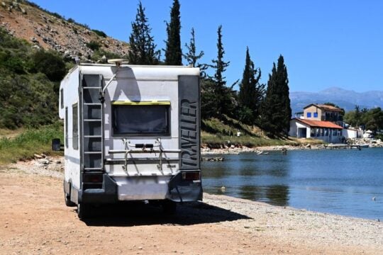 Κάμπινγκ: Μια χαμένη αναπτυξιακή ευκαιρία για την Ελλάδα – Κενά στις υποδομές, καχυποψία και αδιαφορία