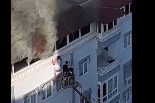 Συγκλονιστικές εικόνες στην Τουρκία: Διάσωση εγκλωβισμένων από φλεγόμενο κτίριο – Κρέμονταν στο κενό [βίντεο]
