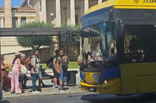Τροχαίο στην Πανεπιστημίου: Η στιγμή που το τρόλεϊ πέφτε πάνω στο λεωφορείο [βίντεο]