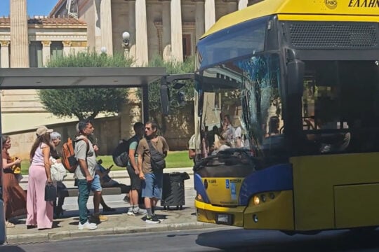 Τροχαίο στην Πανεπιστημίου: Η στιγμή που το τρόλεϊ πέφτε πάνω στο λεωφορείο [βίντεο]