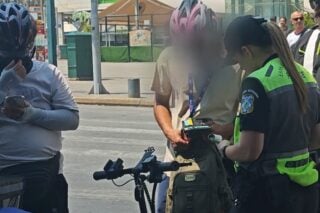 Πατίνια: Σαρωτικοί έλεγχοι από Τροχαία και Δημοτική Αστυνομία – 150άρια για κράνη, ταχύτητα, στάθμευση [βίντεο]