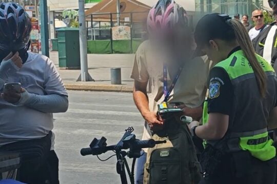 Πατίνια: Σαρωτικοί έλεγχοι από Τροχαία και Δημοτική Αστυνομία – 150άρια για κράνη, ταχύτητα, στάθμευση [βίντεο]