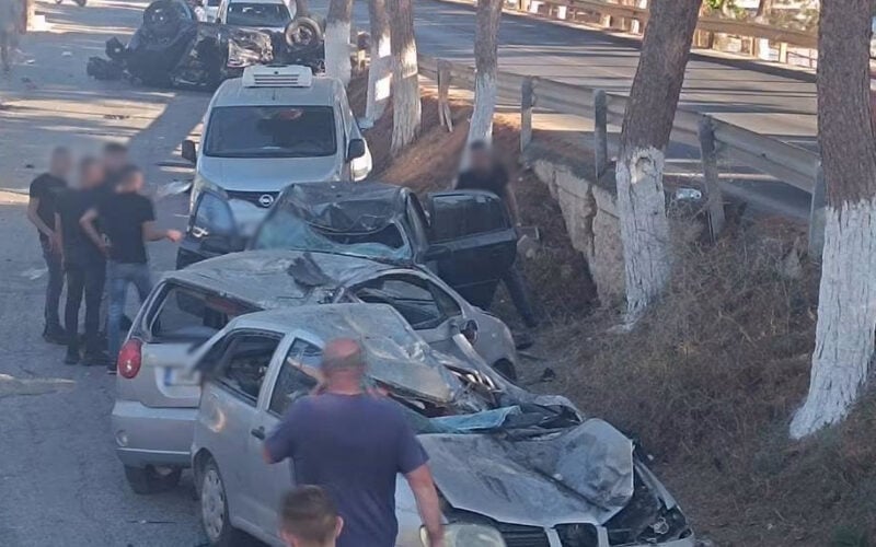 Ηράκλειο: Τρελή πορεία αυτοκινήτου – Διέλυσε σταθμευμένα ΙΧ και αναποδογύρισε στη μέση του δρόμου